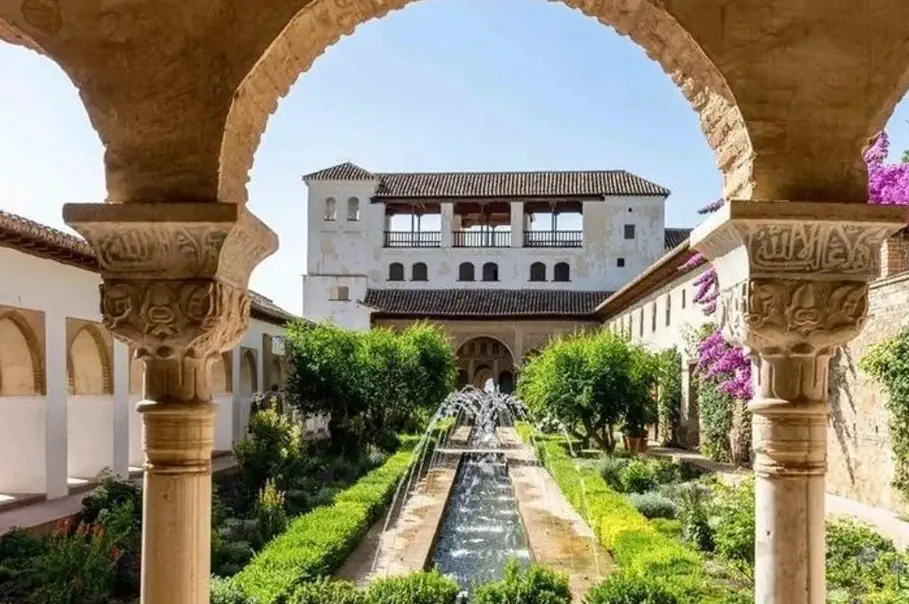 خدمة توصيل الى قصر الحمرا - مرشد سياحي في غرناطة و الأندلس