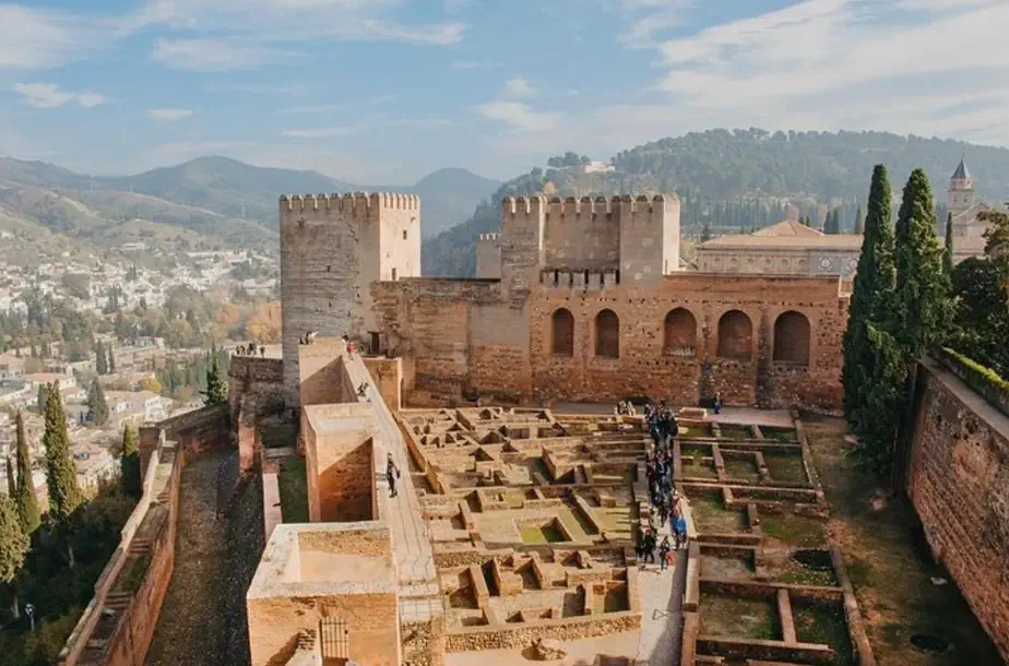 خدمة توصيل الى قصر الحمرا - مرشد سياحي في غرناطة و الأندلس