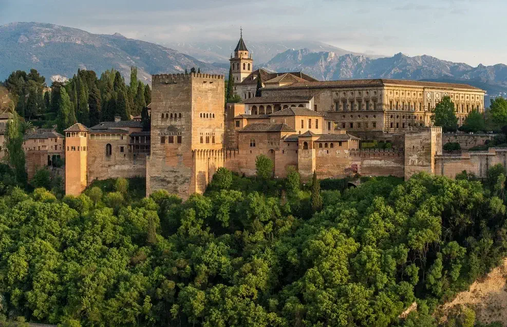 خدمة توصيل من ماربيا الى قصر الحمرا