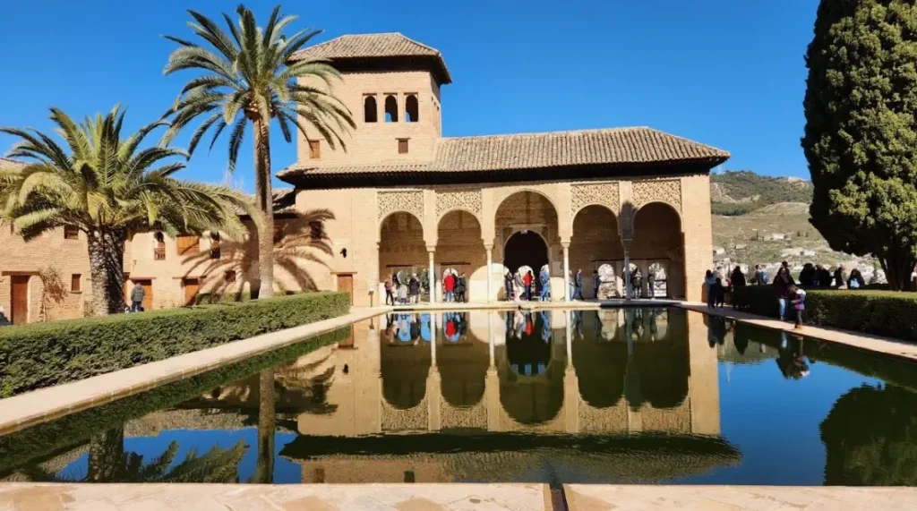 قصر الحمراء: تحفة معمارية ساحرة في 7 جوانب لا تعرفها