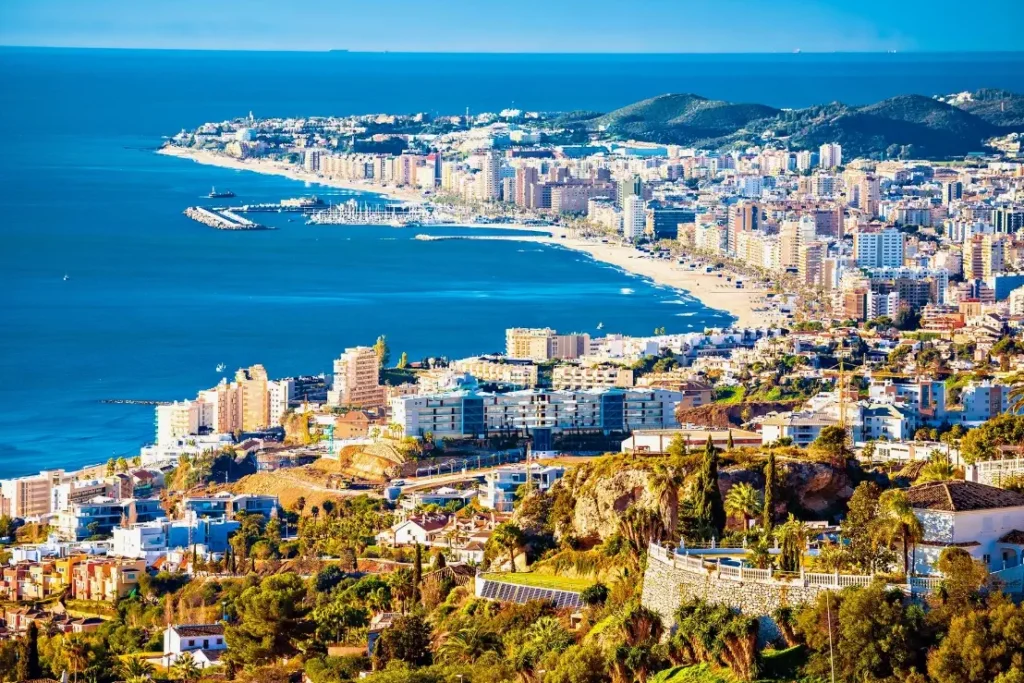 من مطار ملقا إلى فوينخيرولاا