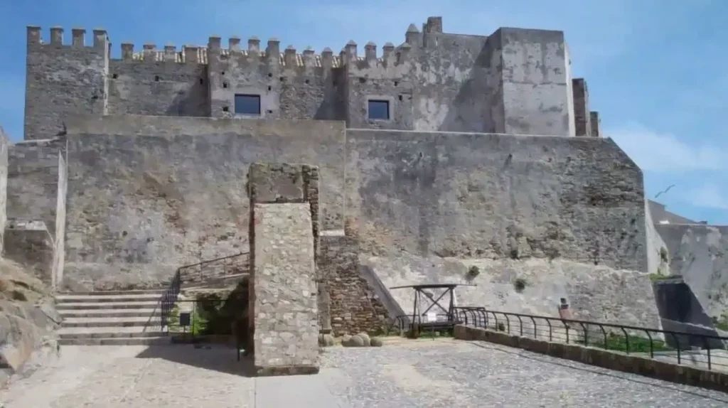 من مطار ملقا إلى تاريفا