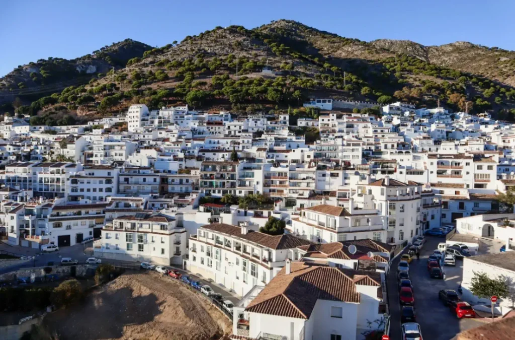 من مطار ملقا إلى ميخاس 