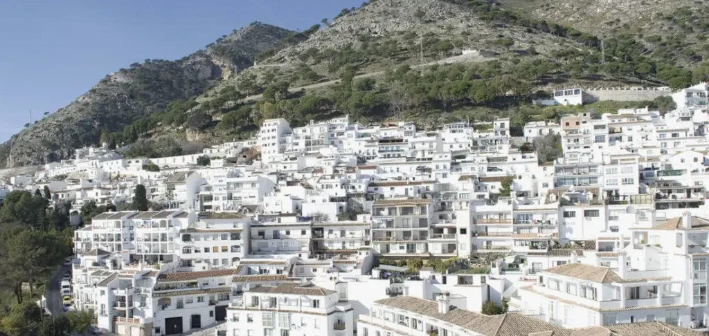 من مطار ملقا إلى ميخاس 